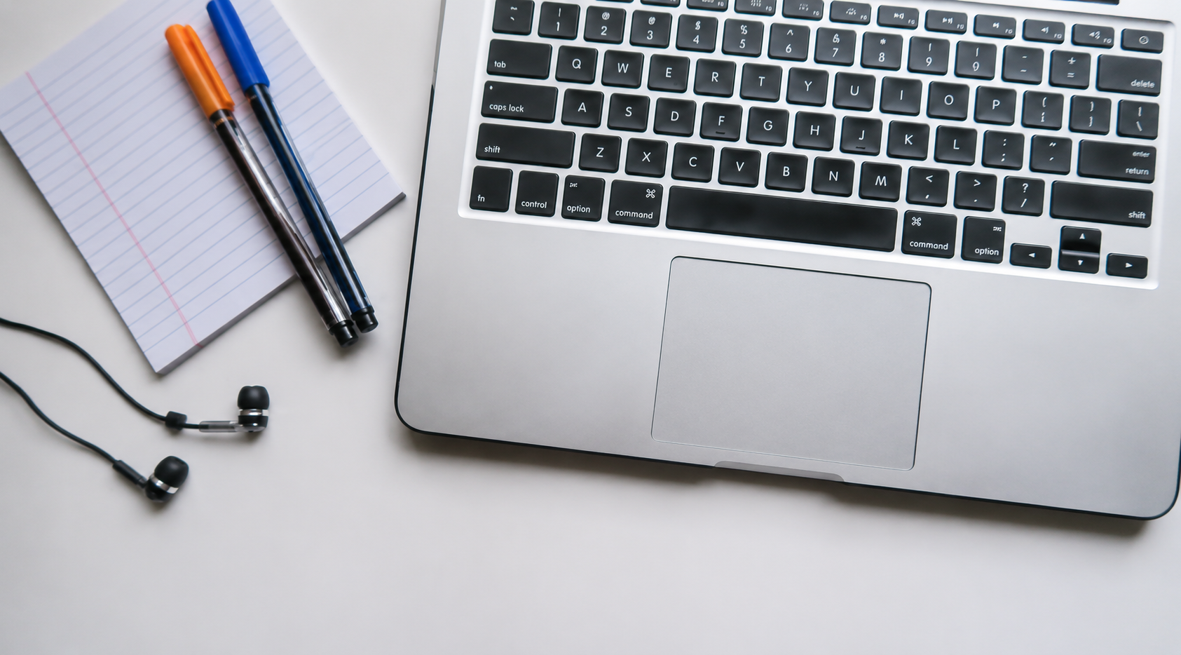 Student searching CGS online courses on a computer